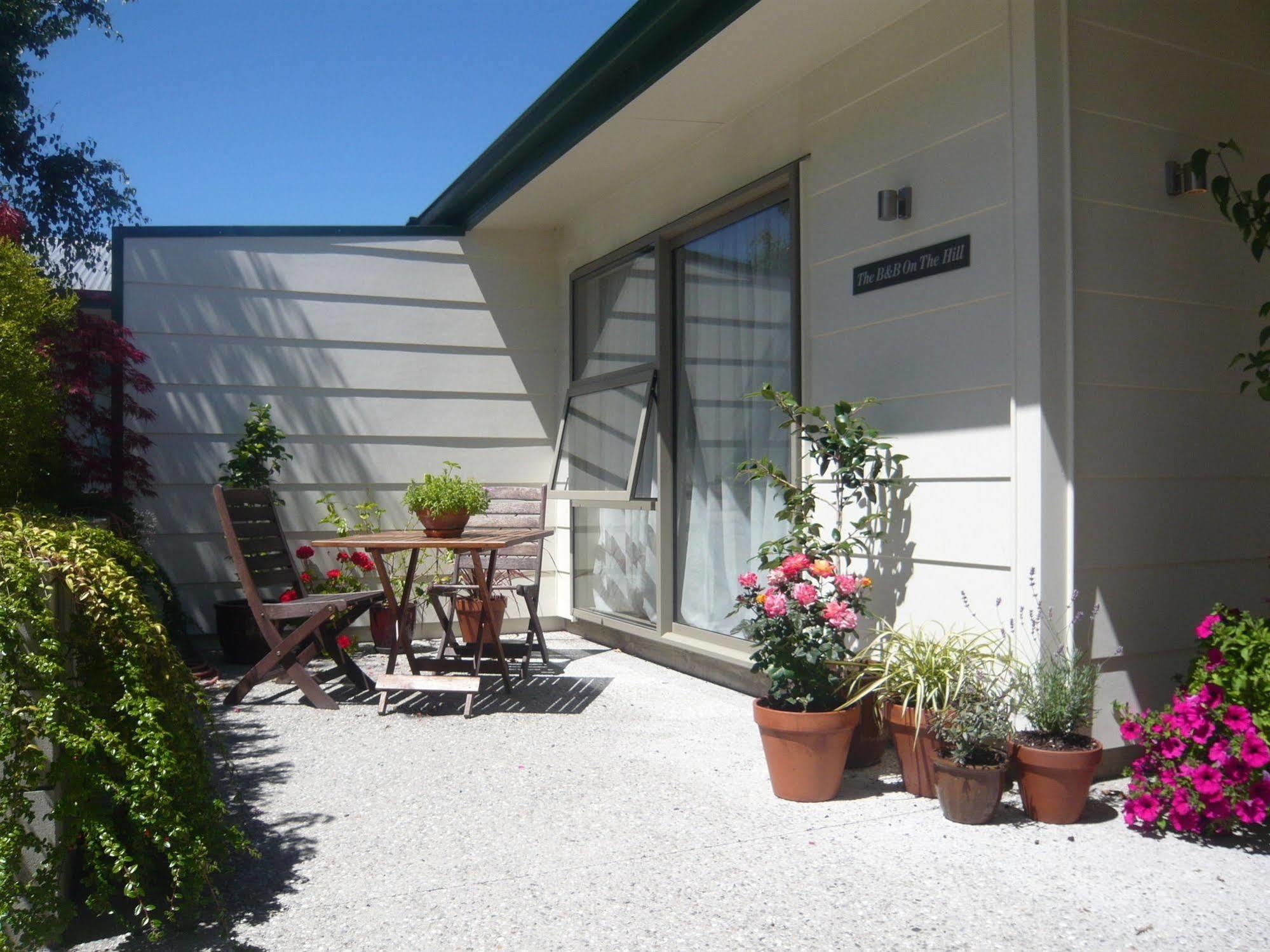 The B & B On The Hill Queenstown Bagian luar foto